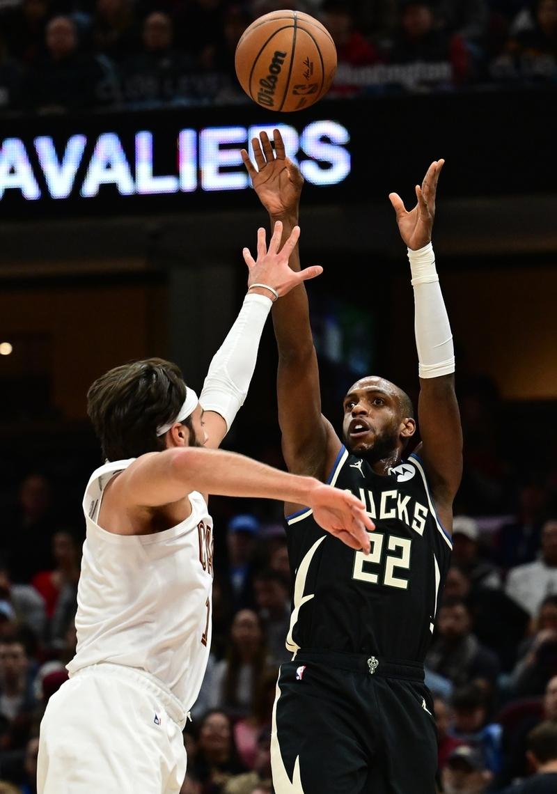 包含国际比赛日NBA常规赛焦点战，密尔沃基雄鹿豪取连胜，话题不断，控场能力受关注的词条